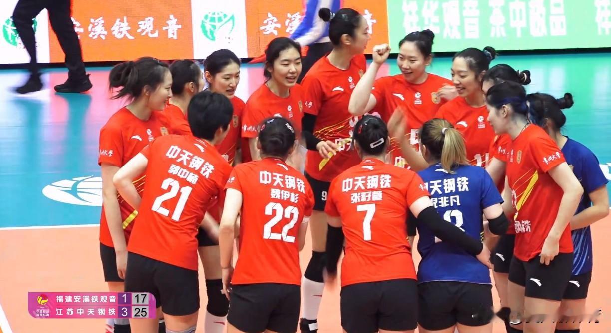 江苏女排跟福建女排这场打得也很热闹的！郭中楠在福建女排身上又疯狂刷拦网了，4局8