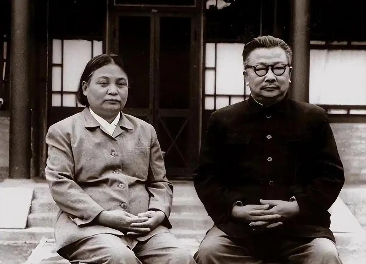 李克农是著名的红色特工，长期潜伏在敌人内部，一年四季几乎很少在家里。抗战时期，有