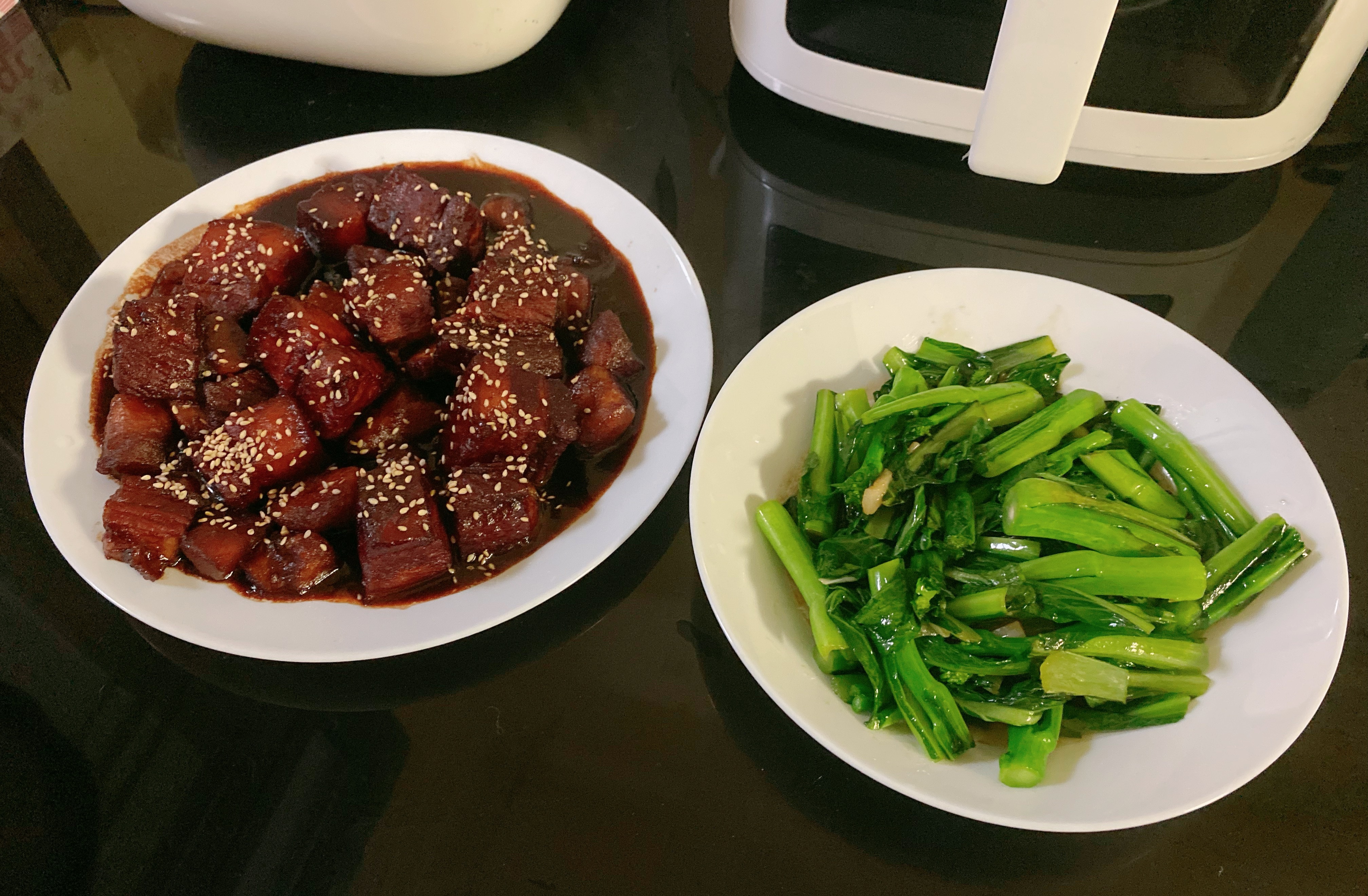 今天的晚饭是土豆红烧肉和炒菜心[好喜欢]，大家晚饭都吃了什么呢？ 