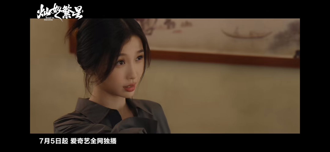 虞书欣为了拍戏终于还是向手指比心低头了 