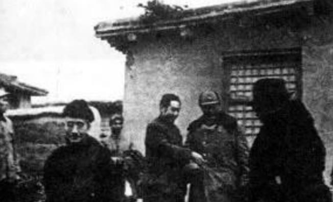 1949年，周总理到傅作义家中做客，突然发现傅作义家中有警卫部队驻扎，他眉头一皱
