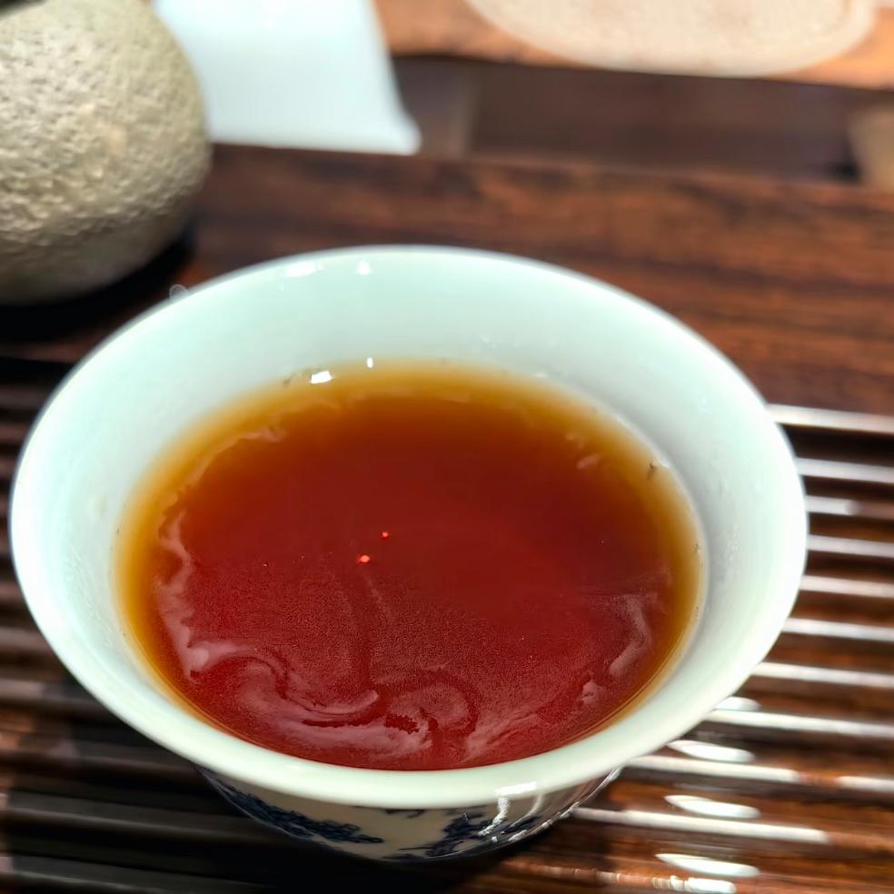 生普属于“好喝”，讲求“攻”；熟普属于“喝好”，重在“守”。

生普属于感官享受