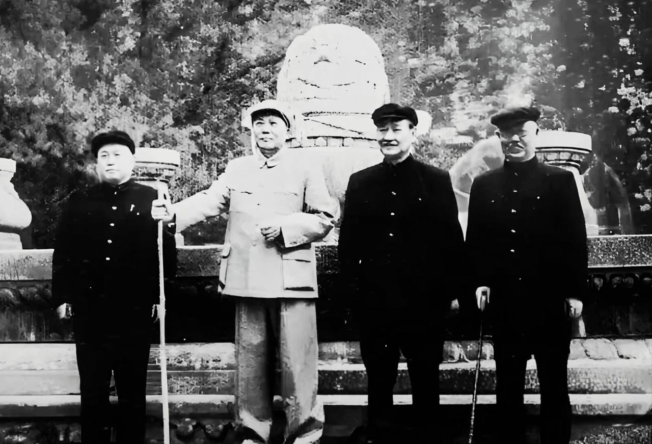 1954年4月5日，毛主席手持主柺杖，与王季范，程潜，程星龄，游览十三陵，亲切交