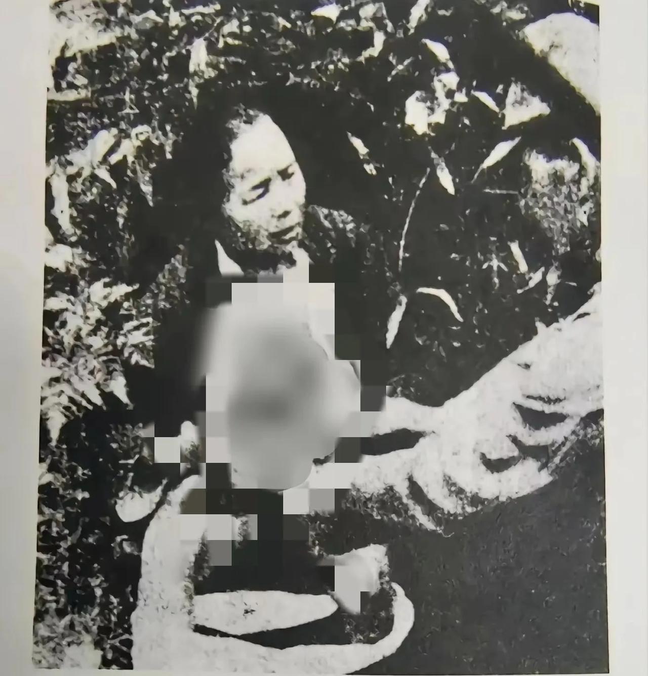 一张令无数国人咬牙切齿的图片！
一名六七十岁的老妇人在日本鬼子的胁迫下解开衣裳，