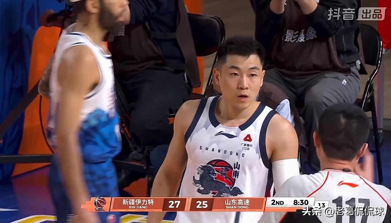 山东高速球星高诗岩真是发挥超常了！在今天山东高速客场以102：82大胜新疆伊犁特