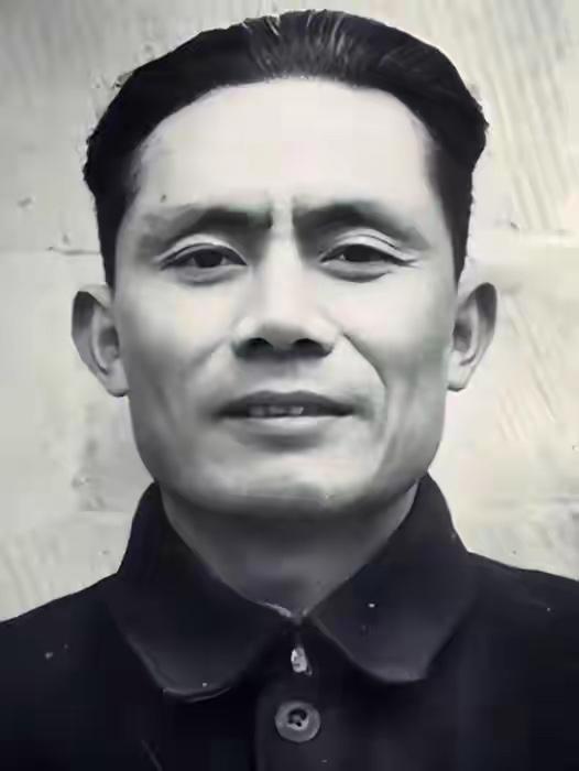 邓发：低调的红色传奇。30 年代让敌人重金悬赏的特工王，周恩来眼中的工人领袖，斯