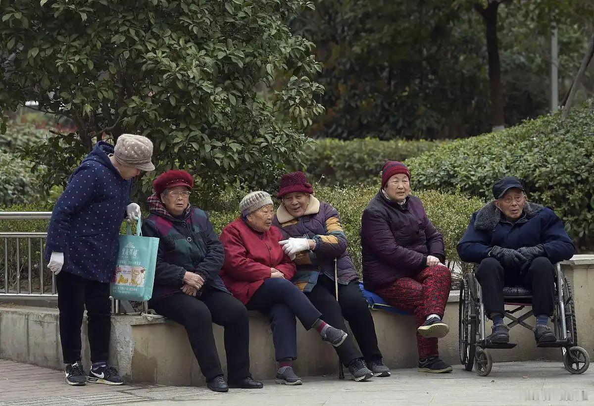 2026 年退休职工养老金还会调整吗？同样干了二十年，为啥他每月多领几百？把老工
