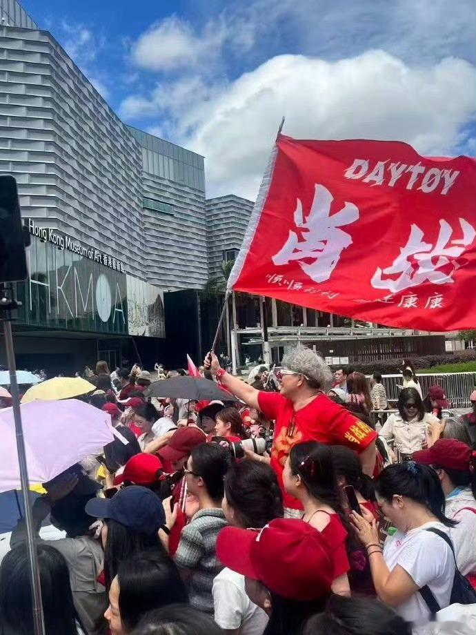 等我老了也要这样追肖战肖战香港品牌活动现场，白发奶奶佩戴“肖战的兵”红袖章从容应