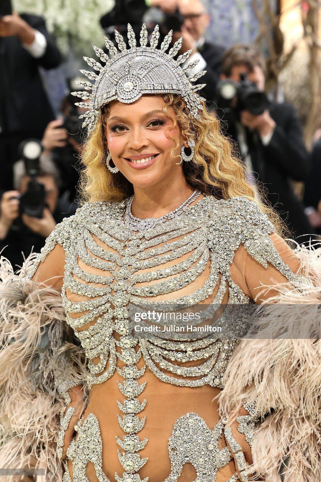 时隔十年后女王再登基！本届 Met Gala 联合主席 Beyoncé身穿 Ol