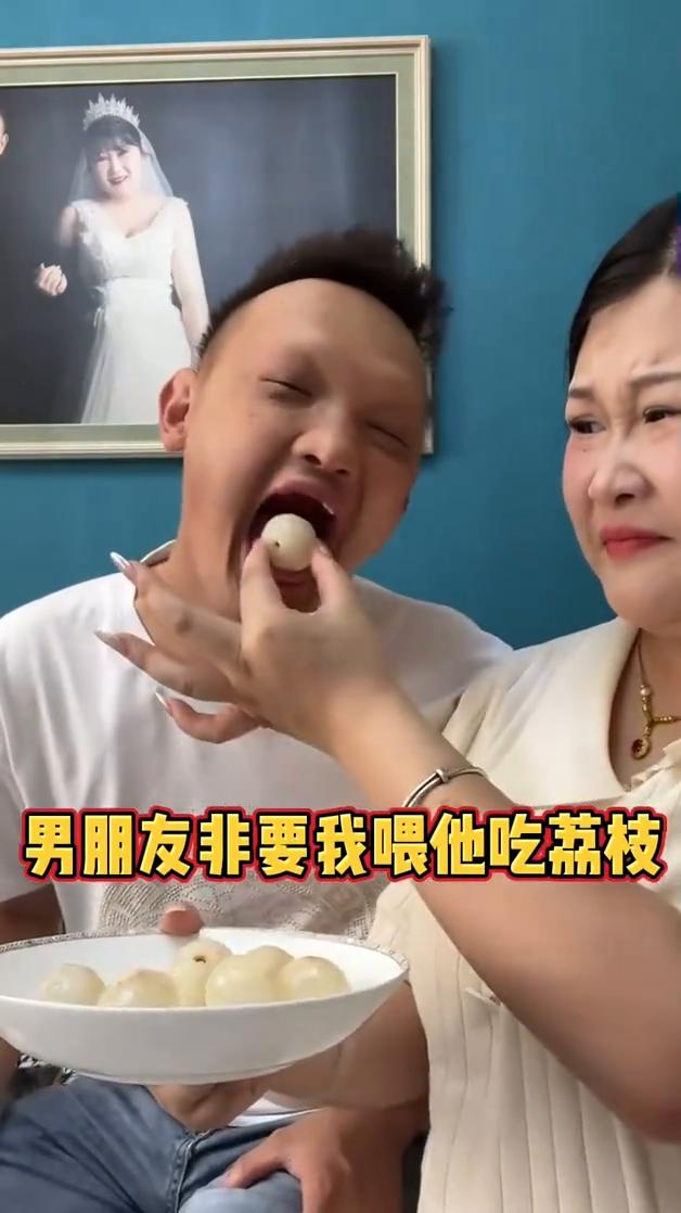 嫌弃深渊巨口。
男朋友非要我喂他吃荔枝。