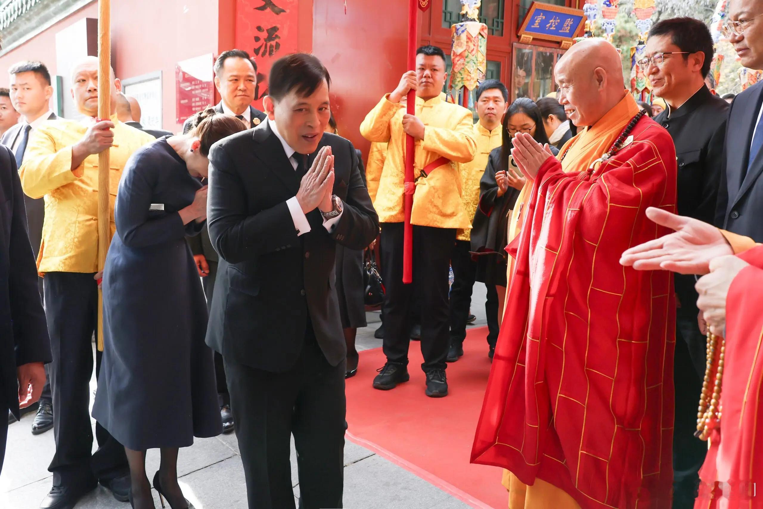 泰国国王王后到北京灵光寺参拜。 