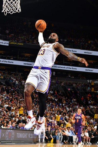 41岁詹皇是真不把岁月当回事啊！季后赛决胜时刻，最后55秒一记暴扣，直接把比赛悬