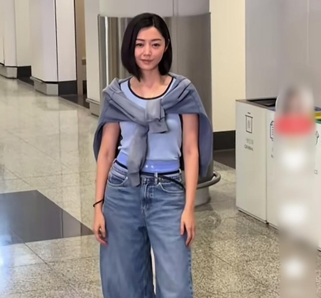 差点被你们骗了，谁说卫诗雅回港冷清到只有老公来接的。
看看这长枪短炮，大批记者早