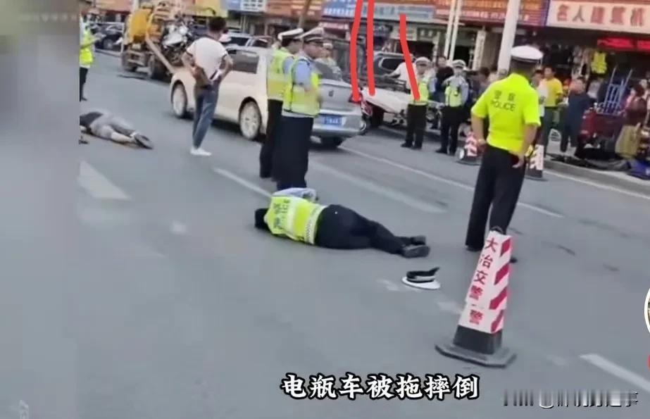 电瓶车冲卡，交警拦截，结果悲剧了。
近日湖北黄石交警在设卡检查电瓶车，一车主冲卡