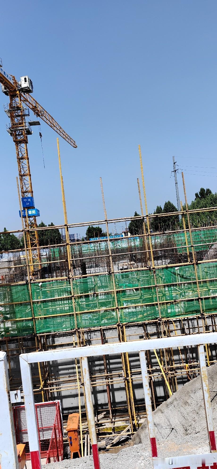 工地今日绑扎墙板钢筋，二梁找来两拨临时工承包，每人定额110根全扣绑扎。

6个