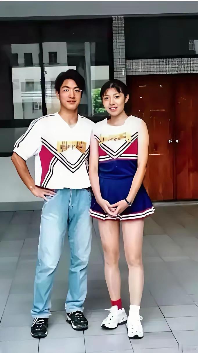 台湾省台北市市长蒋万安读高中时，与同学然后成为了妻子的石舫亘的合影。 ​​​