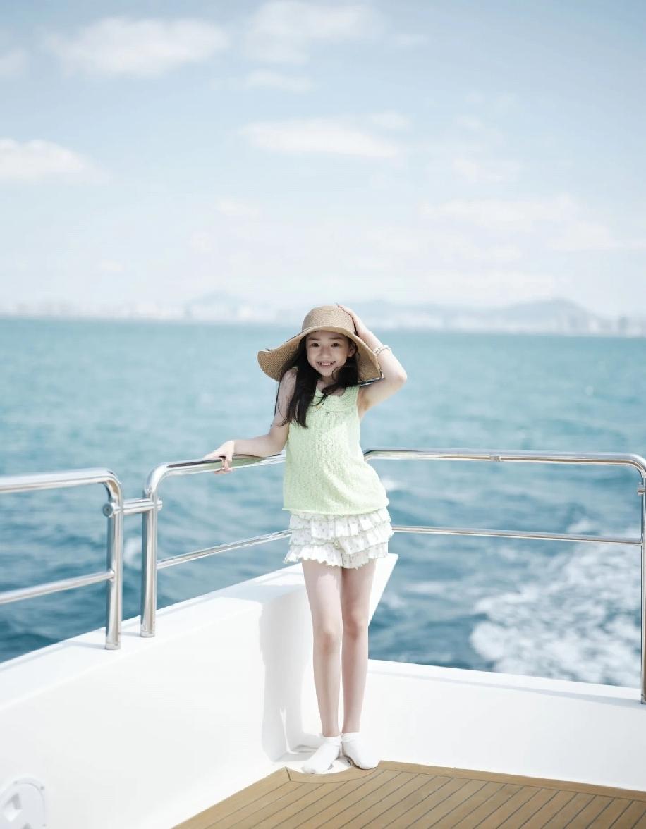 董璇完全就是把酒窝按童星在培养。

不到10岁，就让她开通了自己的微博账号。
