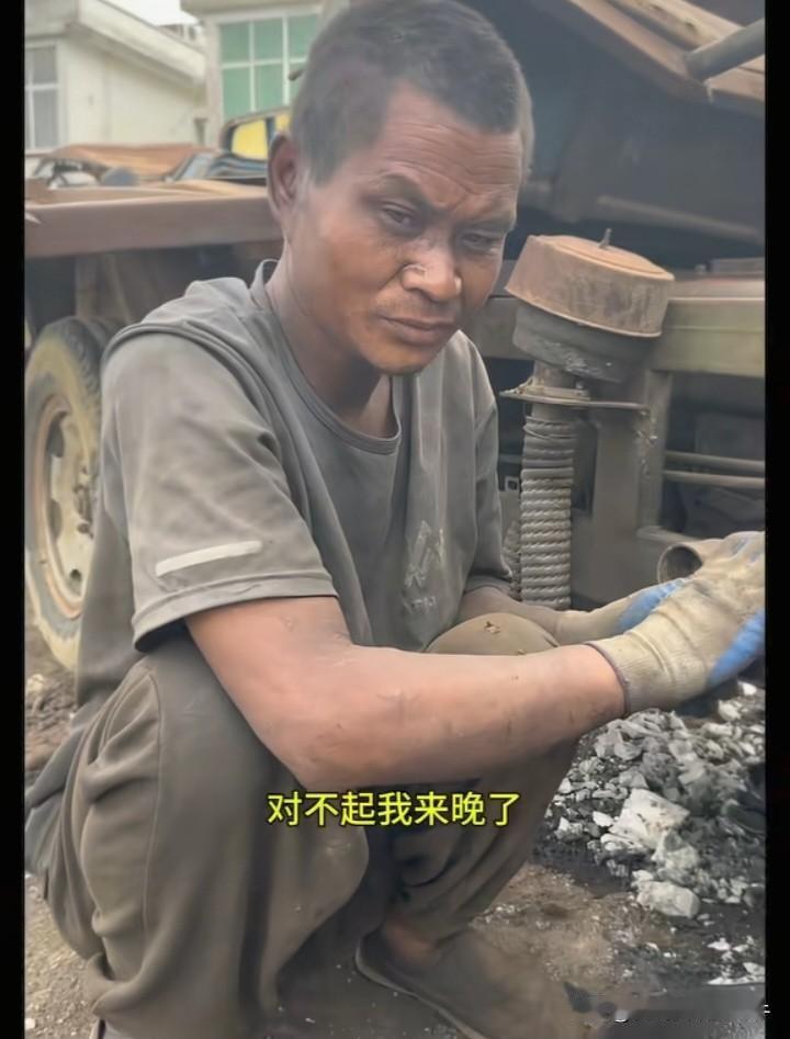 这是谁的儿子？江苏连云港一废品站惊现衣服包浆残障人士，上官正义看到他心疼得连说对