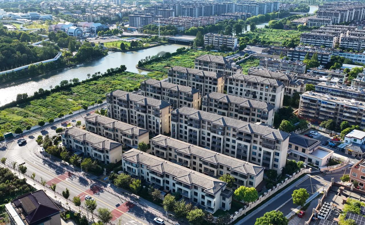 前几年非常流行于海宁的一种产品叫叠墅，上下两层，分层居住，确实比较适合海宁的婚姻