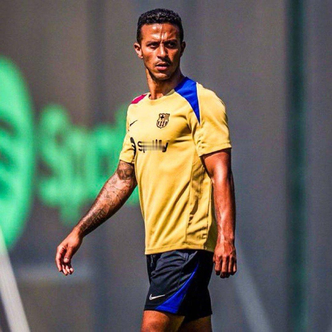 巴萨的许多球员都对蒂亚戈的训练水平感到惊讶。他对球队产生了很大的影响。蒂亚戈参加