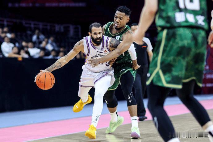 12月3日晚的CBA杯，北控男篮98比96险胜南京同曦，新帅张庆鹏迎来首胜。这场