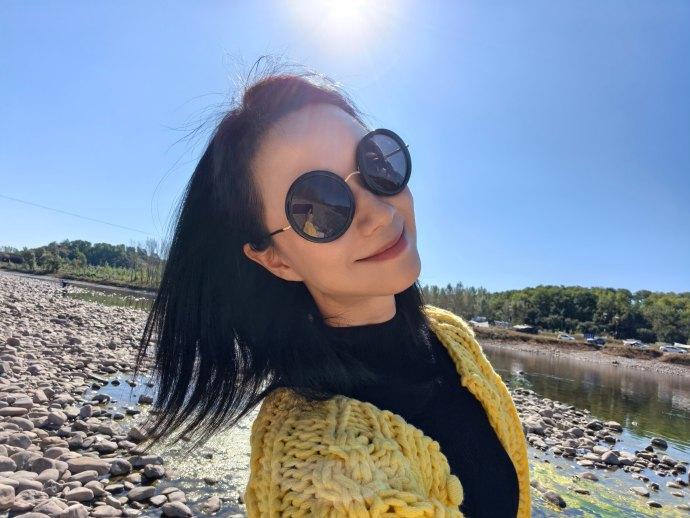 今天倪虹洁带着狗狗去旅行了，她拍摄了一组很美的秋日大片，看起来很漂亮，气质也不错