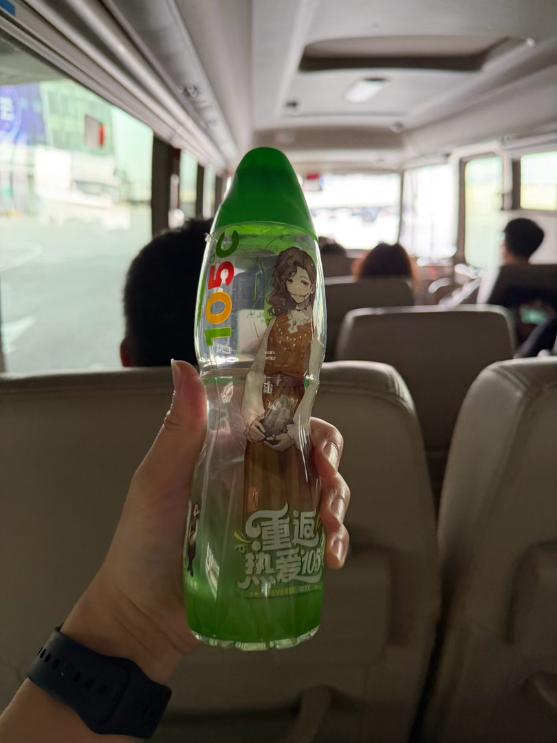 刚在国航休息室拿的既然选择免费供应，那肯定有人钻空子网上图片显示这个水流量应该不