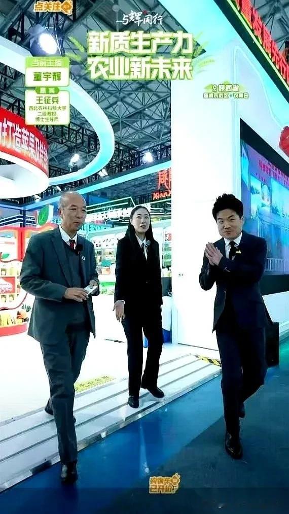 你看那个转身多利落。姑娘一句话，他立马掉头，那句“好，有的是时间”，听着像随口应