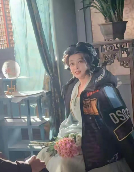 75岁刘晓庆新剧造型，庆奶真的是活到老演到老！ 