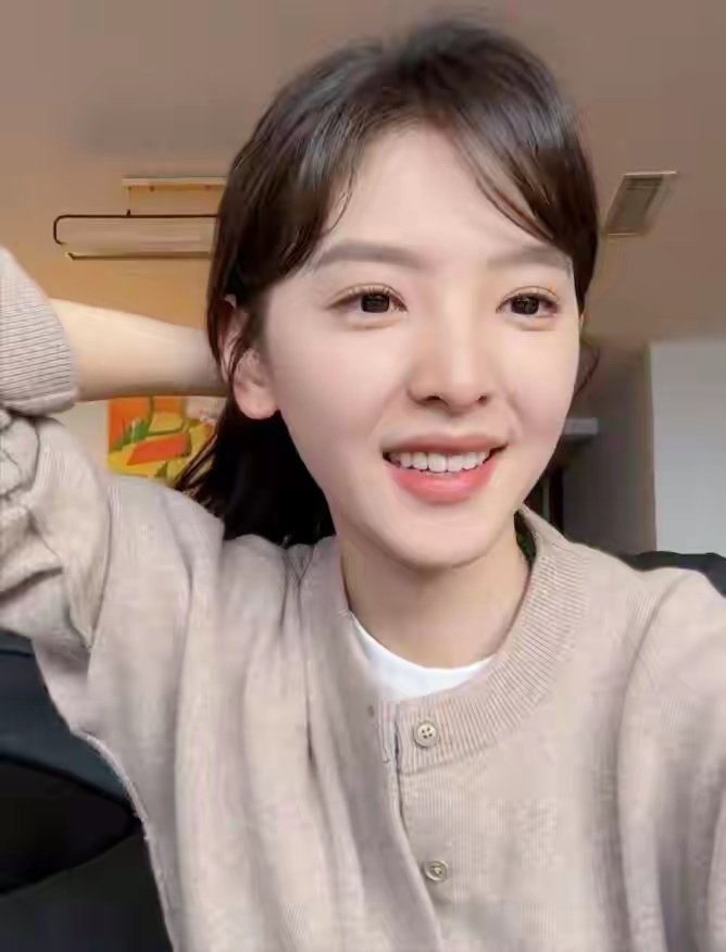 我的天，章若楠真人居然长这样！淡妆直接让我看傻了。 ​​​
