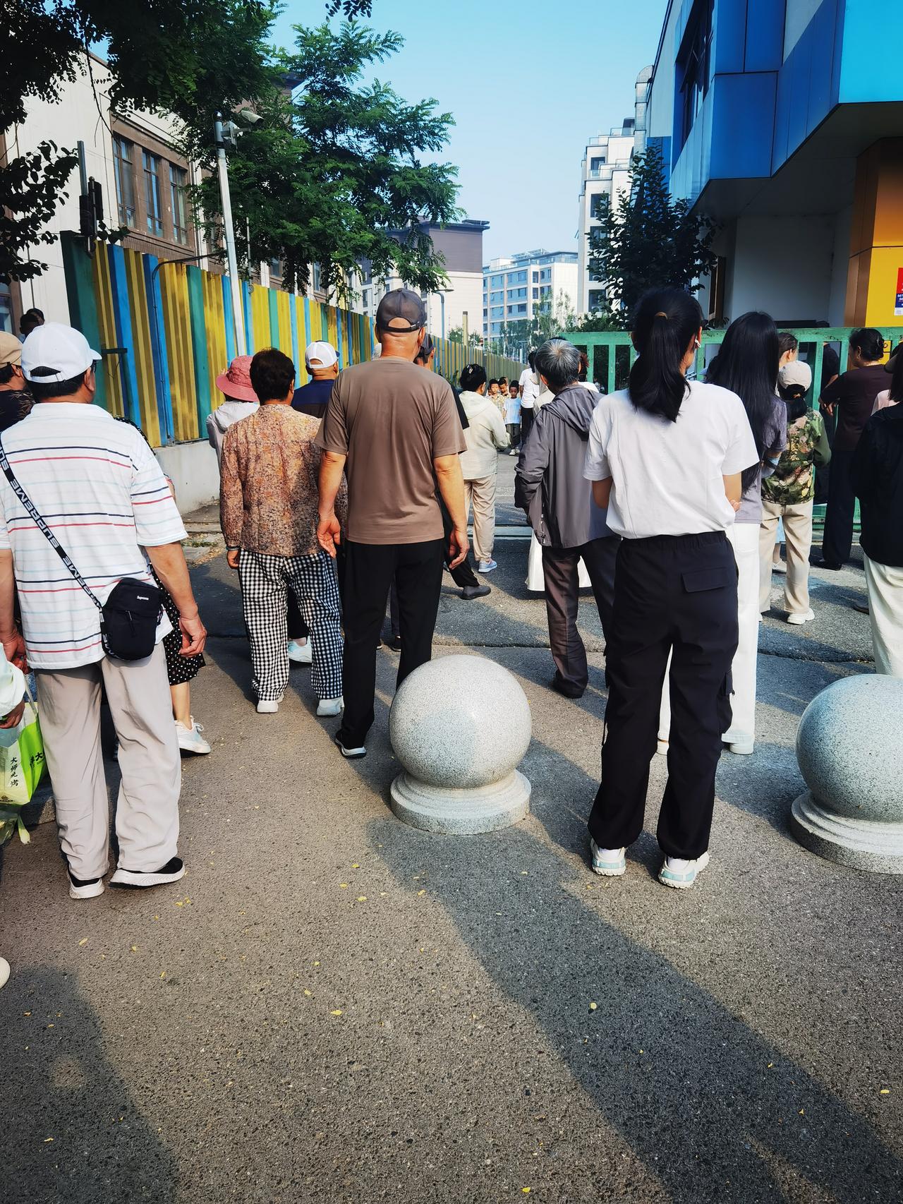 又开始接孩子放学了