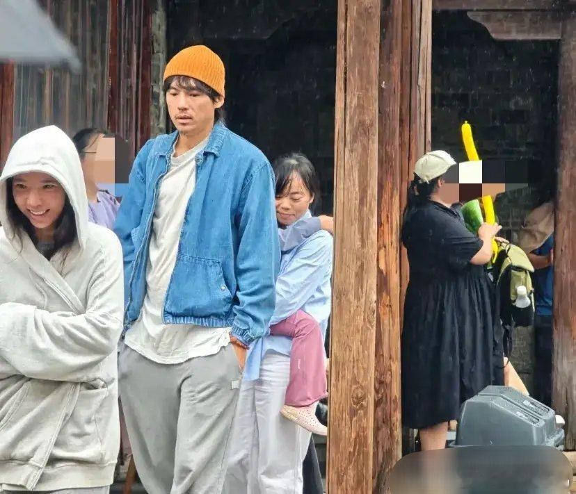 宋宁峰乌镇被偶遇，戴针织帽和妻子张婉婷素颜出门，一家人穿的十分潦草，网友的评论真