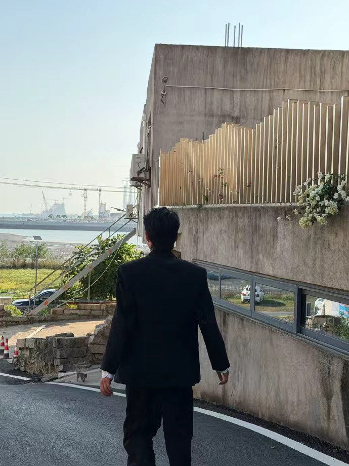 刘昊然走来走去就出图了，抓拍到一个脸熟的的刘昊然，谁懂这个昊然身上的少年感呢，期