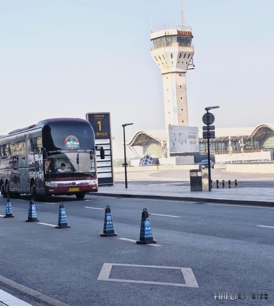 河南队今天已经前往大连。

河南队今天(17日)上午已经从郑州启程前往大连，备战