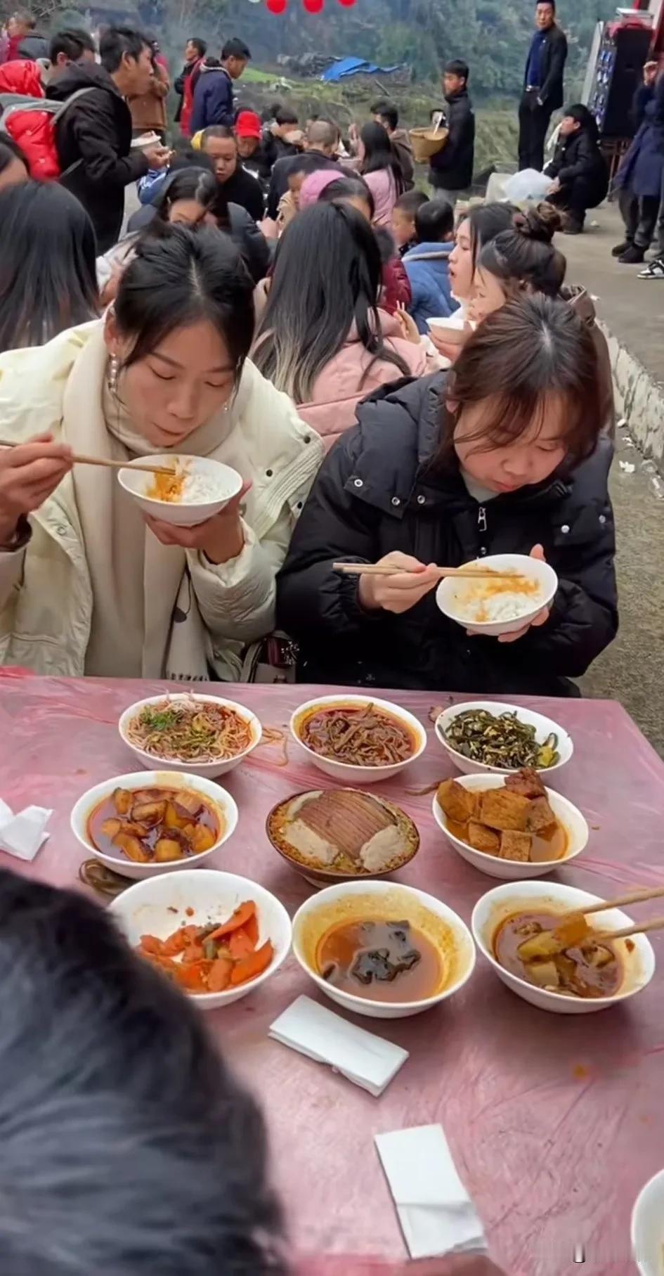 贵州是真穷啊，出礼吃席吃的好差，九个菜，每个菜就那么点，这菜在我们江苏根本上不了