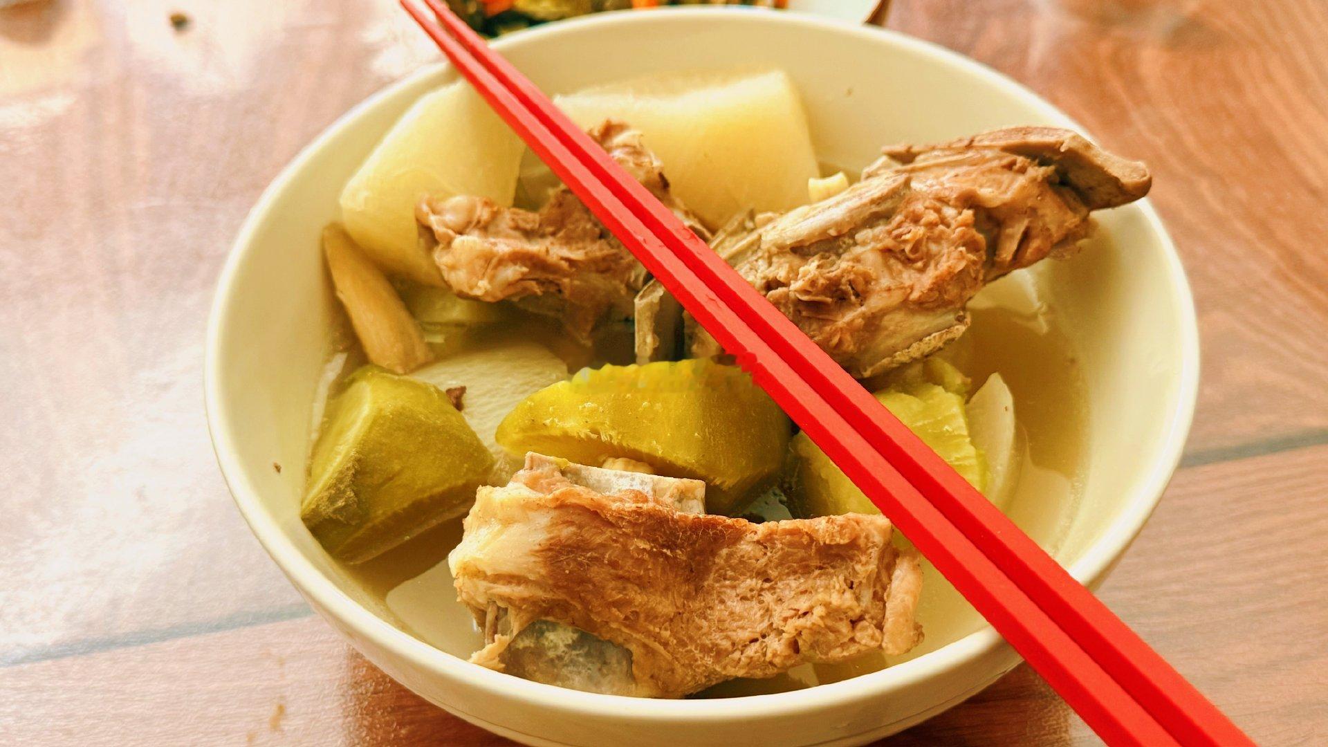 松筠美味[超话]  午饭，羊脊骨炖白萝卜。清淡好吃，汤有淡淡的甜，很好呼和浩特美