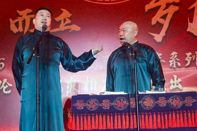 张鹤伦演武楼办专场，大合影师哥在中间！德云社张鹤伦菏泽专场圆满成功。这场演出，在