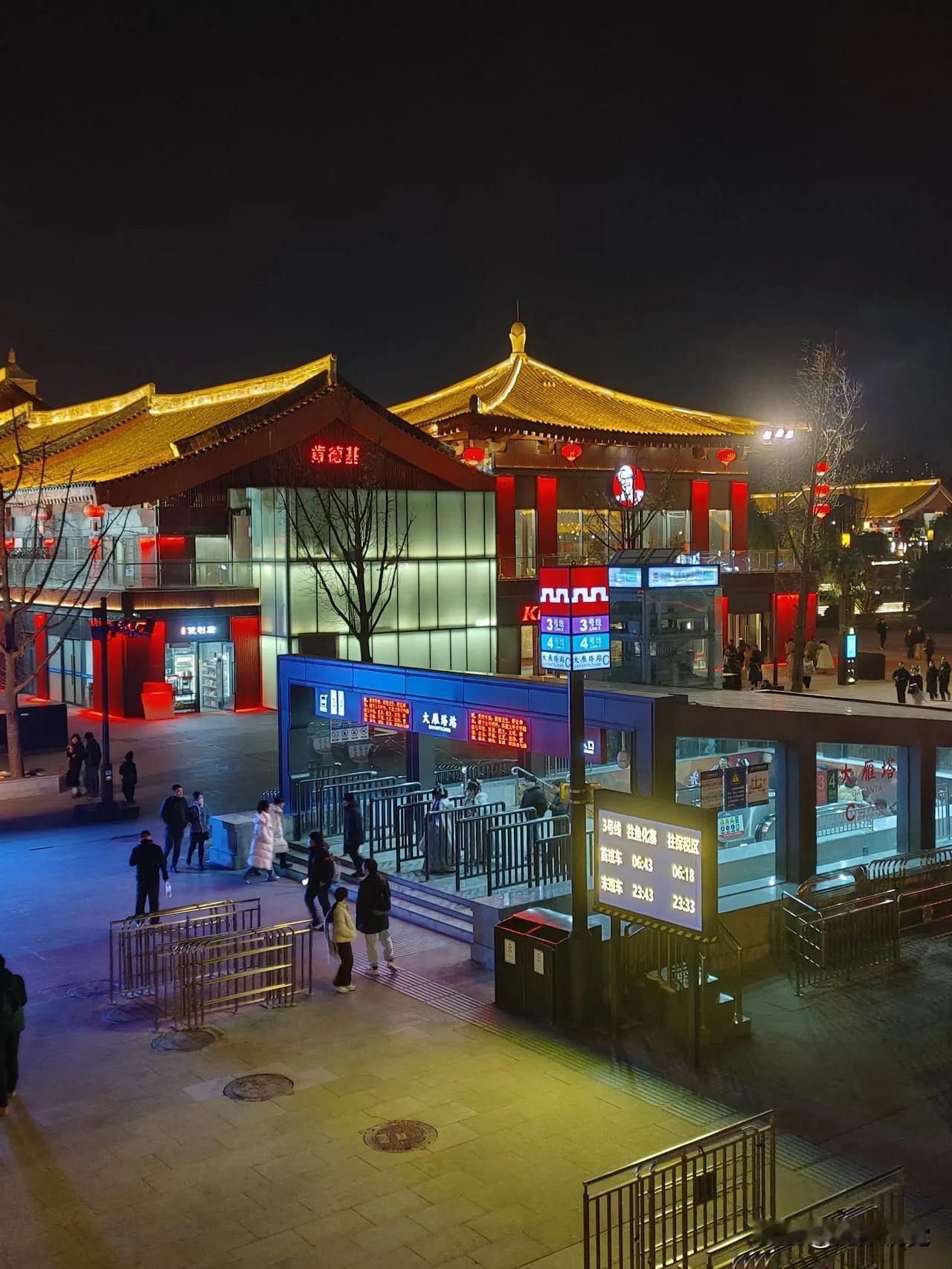 2024年12月30日，陕西西安，夜幕下的古风商业街，灯火辉煌，人潮涌动。