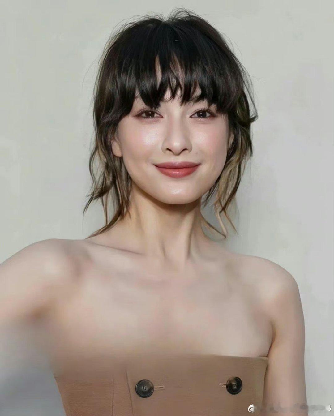 吴昕和宋茜怎么越来越像了？一眼看过去还以为是宋茜在看秀 ​​​