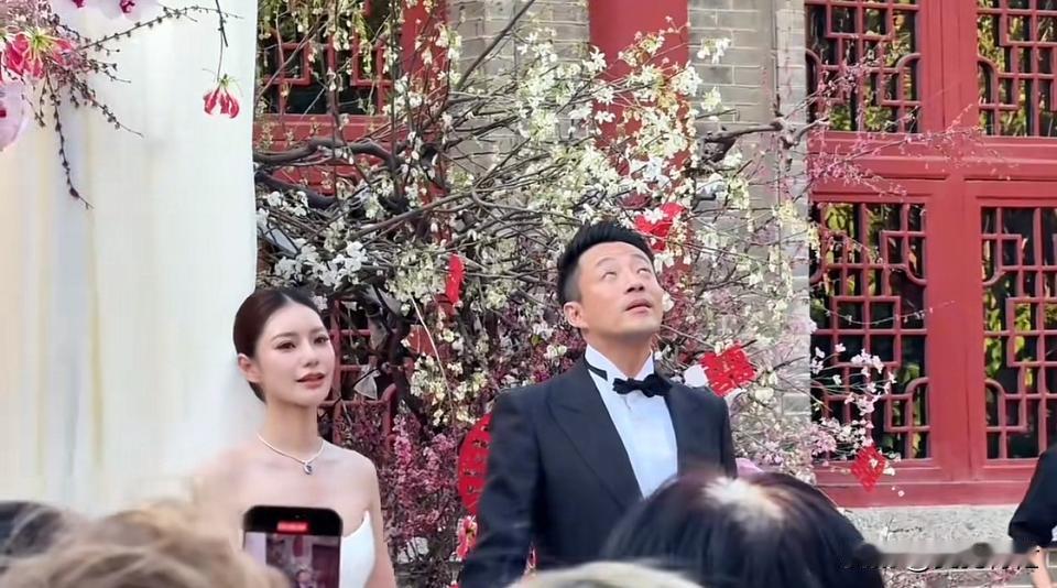 汪小菲婚礼当天，亲完新娘后，眼望天空，大家说此时他心里在想什么呢？
仰望天空，这