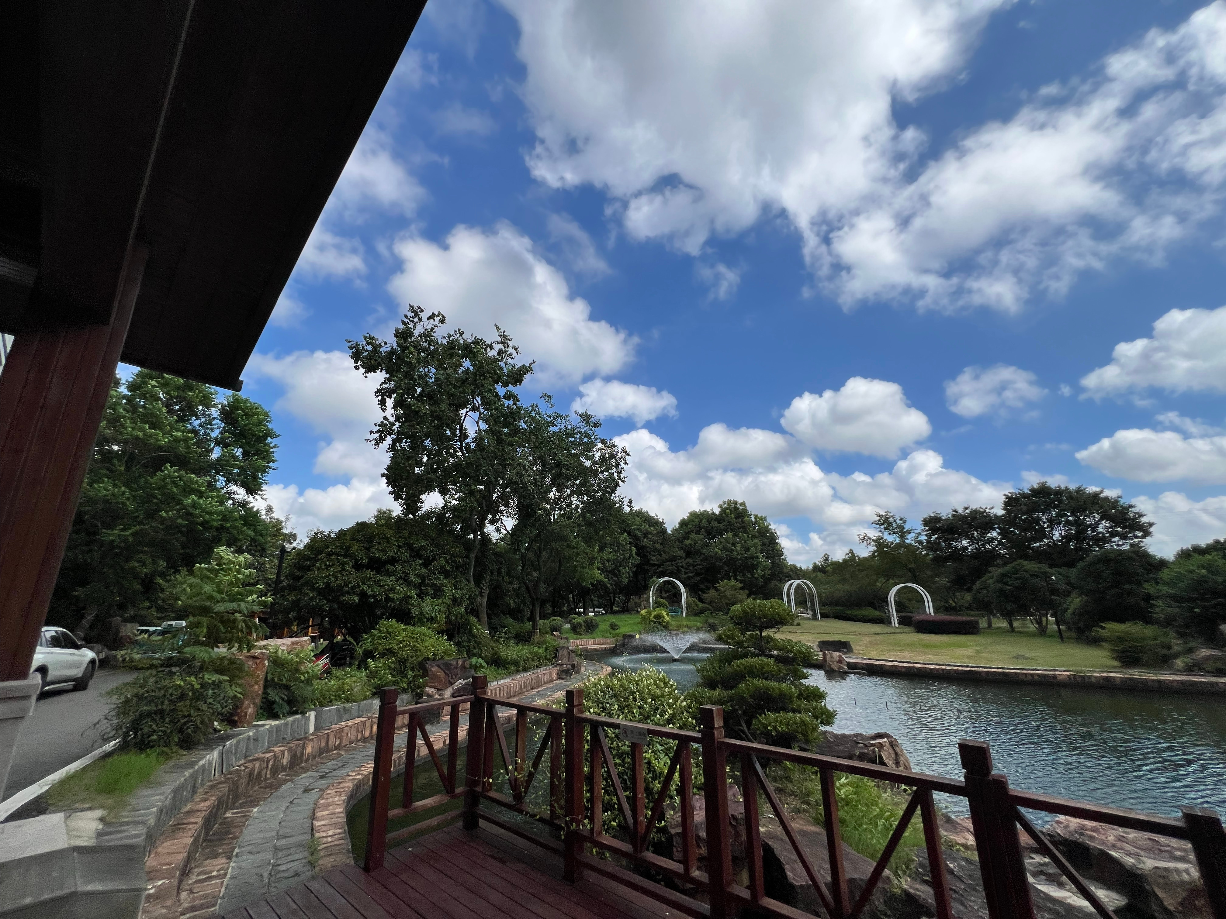僻静的南岳山庄，云朵在天际自在飘忽。曾有一段时光，我经常在此喝茶小酌，享受山野闲