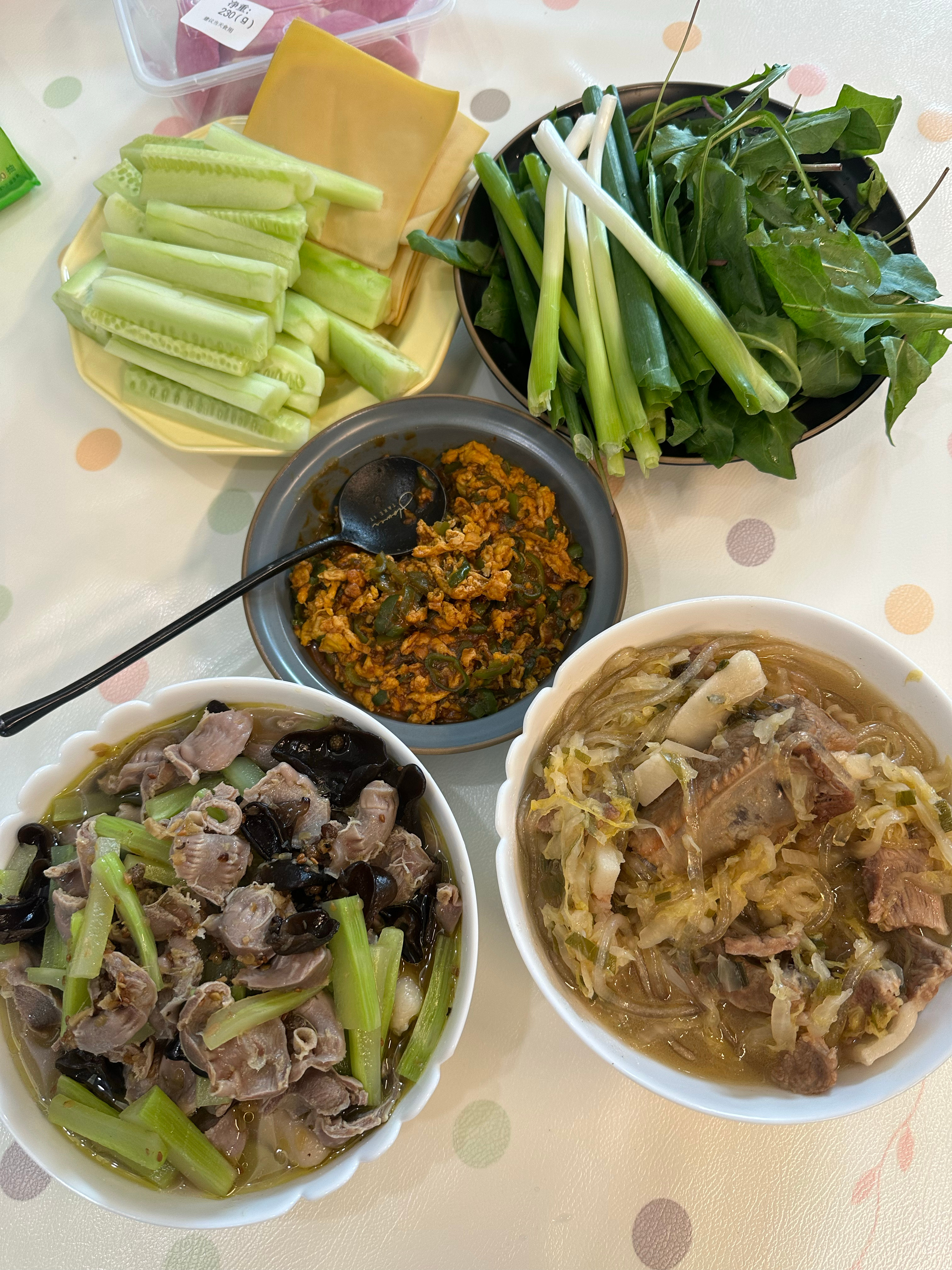 吃饭🍽️上午小虾跟我婆婆去游泳，本来中午回家吃完特意备的钵钵鸡、酸菜和东北老太