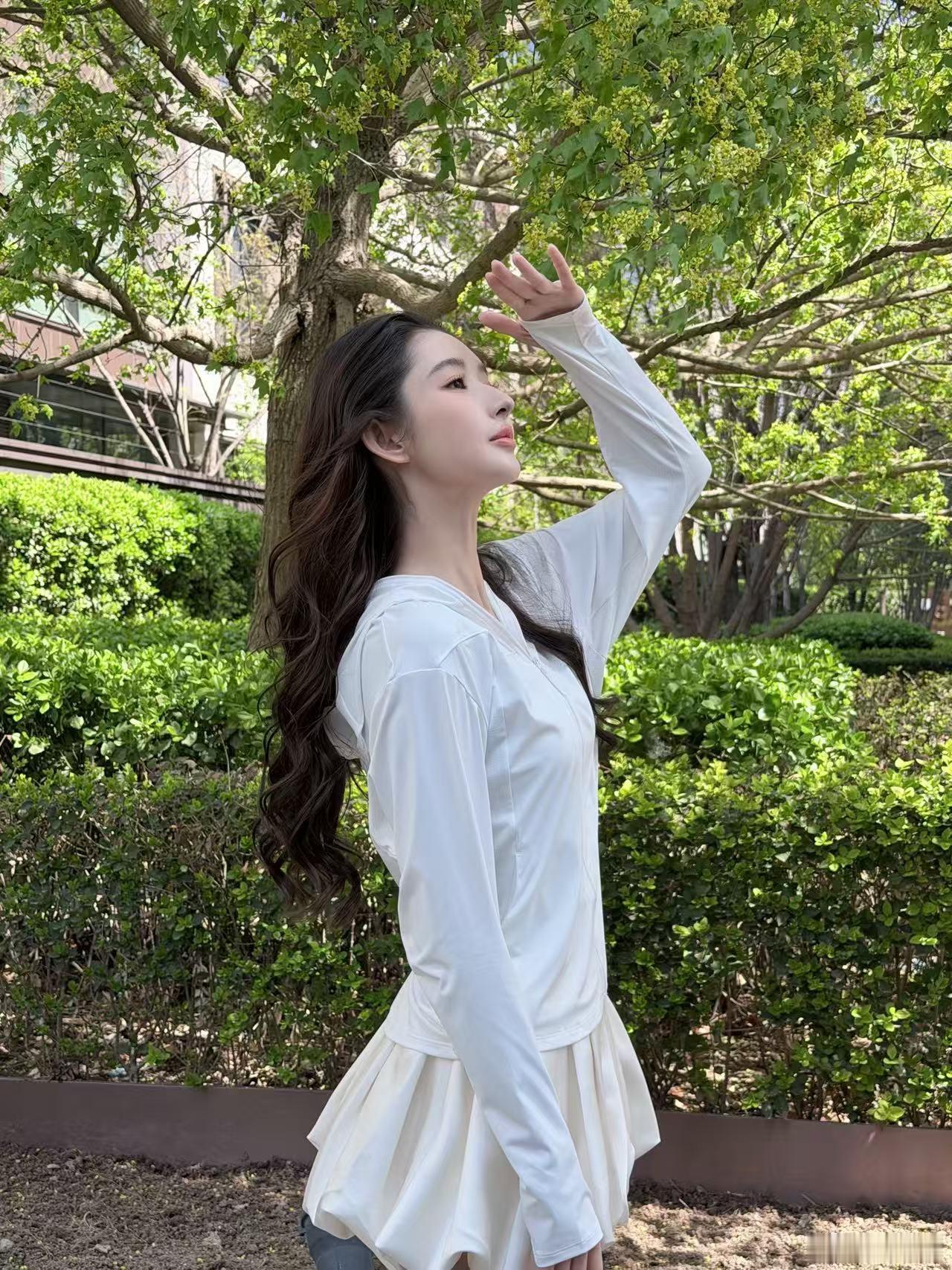 王玉雯摆摊ootd王玉雯摆摊vlog 紫色穿搭格外衬气质，元气感直接拉满，专注忙