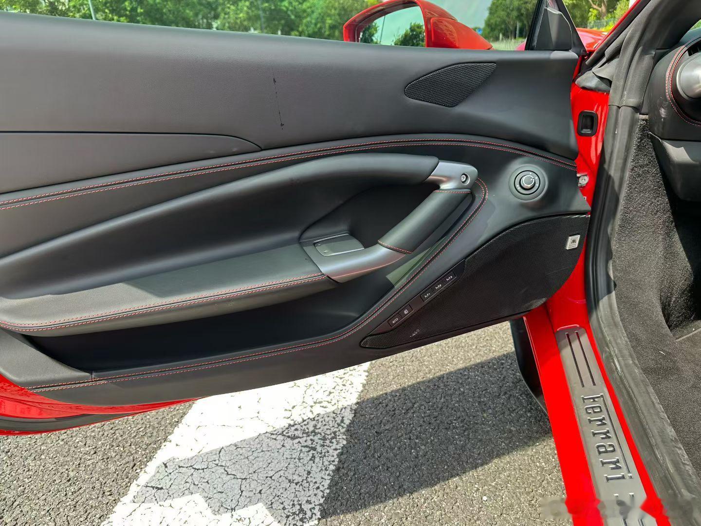 法拉利F8敞篷，三大件 CarPlay JBL音响 碳纤维内饰，红外黑内，配置齐