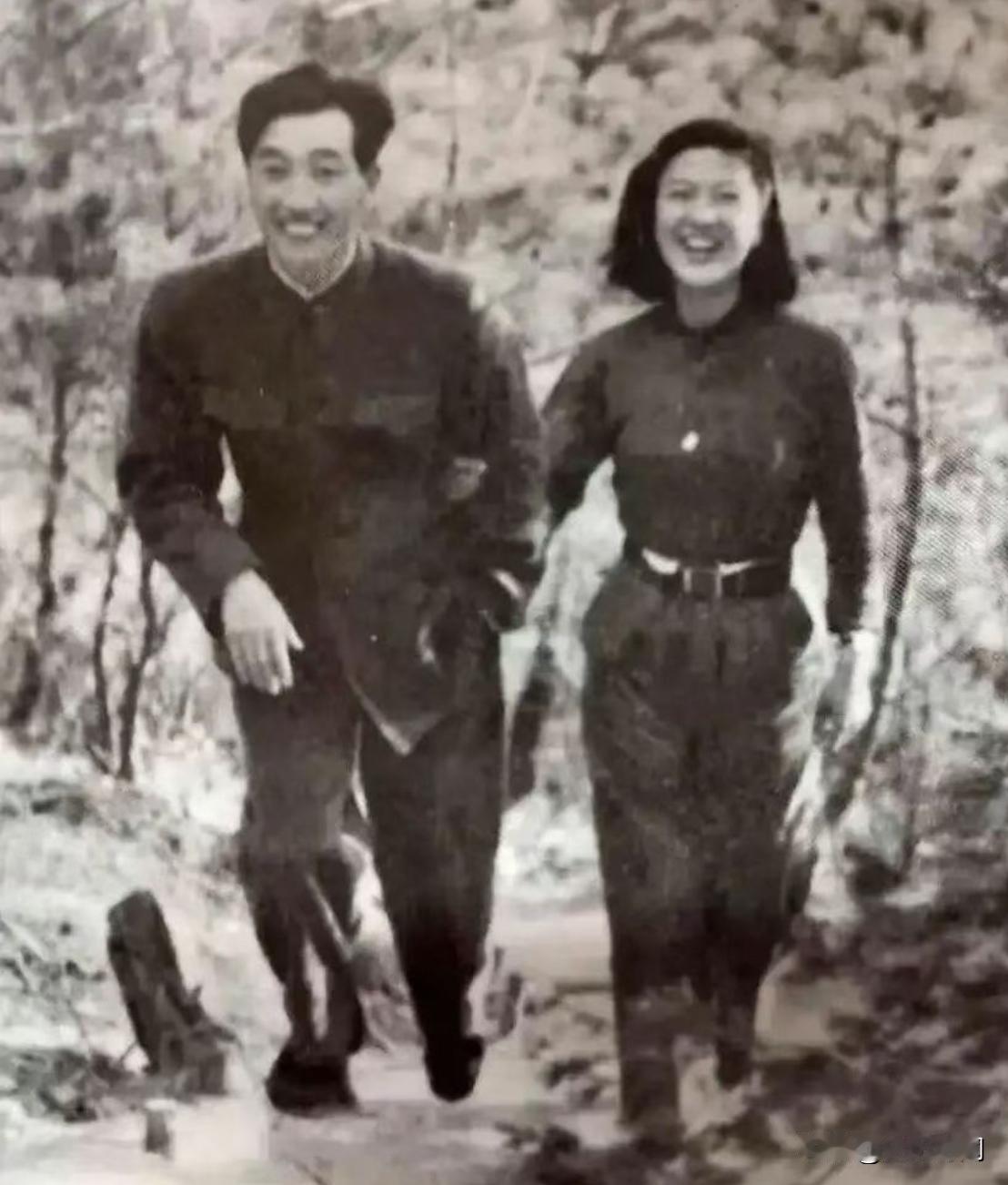 志愿军师长汪洋与周湘玟游玩的照片，郎才女貌，情深意切，真是一对令人羡艳的战地鸳鸯