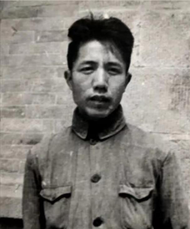 [微风]1980年，湖南益阳，作家周扬回乡探亲，顺道去看吴淑媛墓。突然雷雨倾盆，