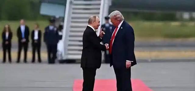 特朗普宁可牺牲乌克兰，也不敢得罪俄罗斯，特朗普到底怕普京什么？！想要了解一个人的