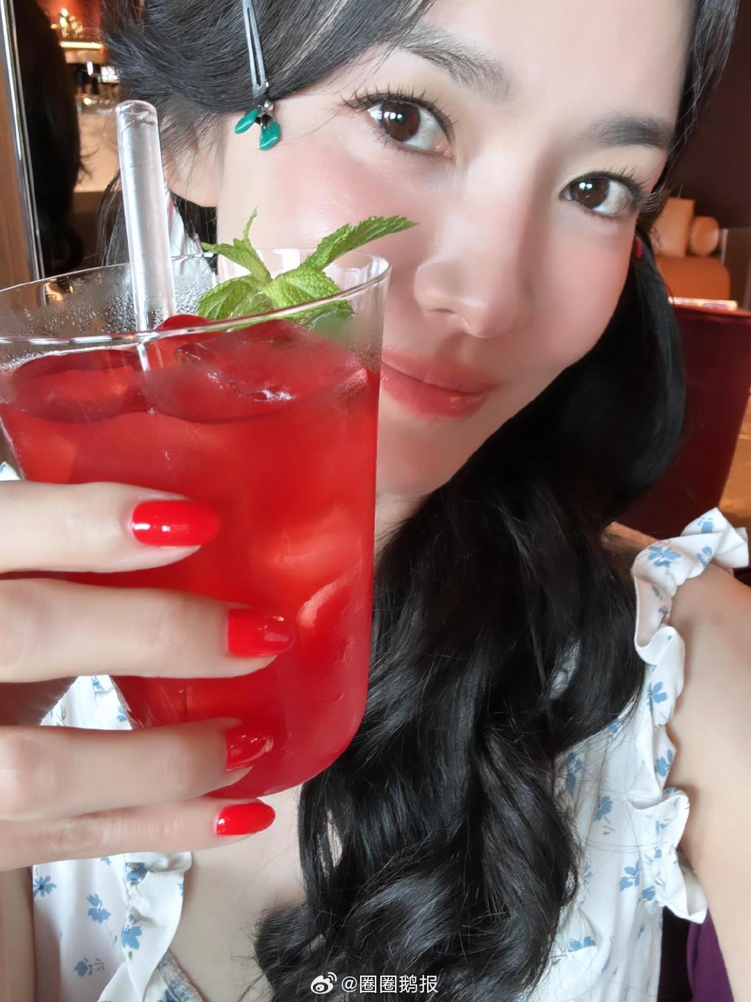 宋慧乔又瘦了宋慧乔在戛纳的海边 宋慧乔这个指甲油好好看啊！穿蓝色很搭！和夏天也很