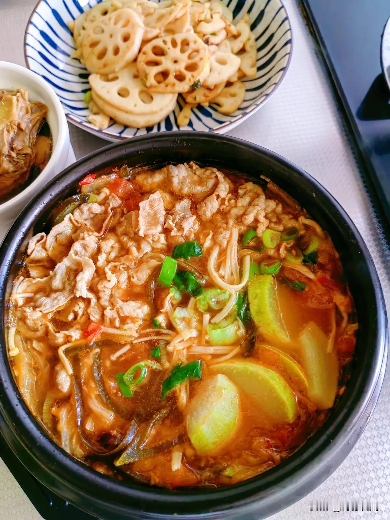 高二娃的午餐
番茄牛肉卷，清炒莲藕，鸽子汤，烤红薯。