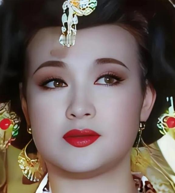 公元 695 年，71 岁的武则天宠幸完 42 岁的沈南璆，猛地将锦被扫落在地，